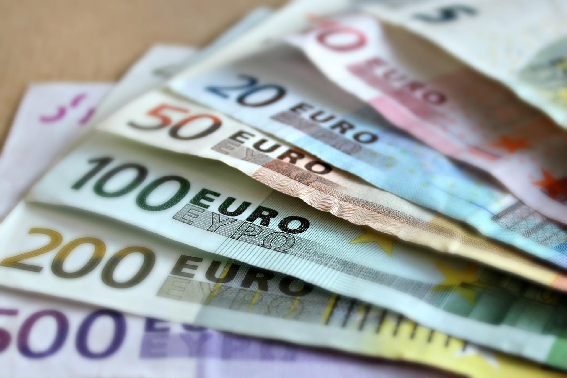 Leia mais sobre o artigo Pela primeira vez euro e dólar têm o mesmo valor