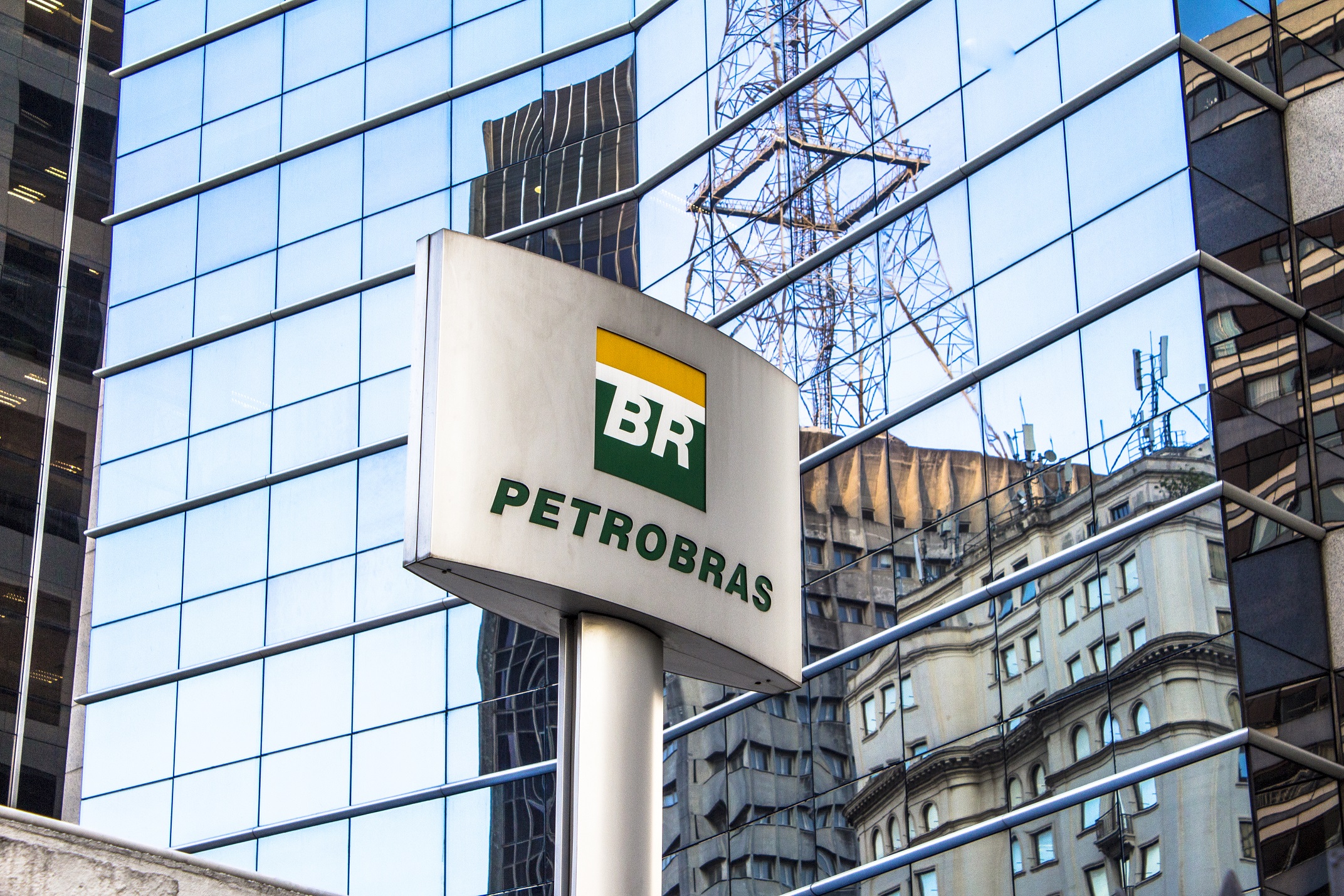 Você está visualizando atualmente Petrobras Registra Lucro, mas Enfrenta Desafios