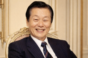 Leia mais sobre o artigo Do Campo ao Céu: A Incrível História de                   Shin Kyuk-ho, o Agricultor que Construiu o Império Lotte e a Torre Mais Alta da Coreia do Sul