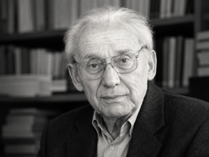 "Paul Ricoeur, filósofo francês, autor da hermenêutica da suspeita, principal referência filosófica do ensaio"