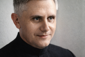 Retrato sóbrio de Joseph Ratzinger / Bento XVI — evocação do tributo ao teólogo que uniu razão e fé com rara coerência ao longo de seis décadas.