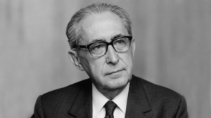 Retrato em preto e branco de Luis Recaséns Siches, jurista e filósofo do Direito, em expressão séria e contemplativa.