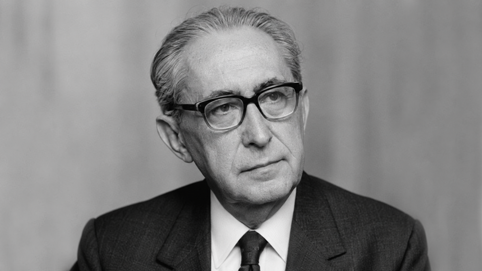 Retrato em preto e branco de Luis Recaséns Siches, jurista e filósofo do Direito, em expressão séria e contemplativa.