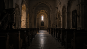 Interior de igreja em penumbra com bancos vazios, ilustrando o ensaio sobre a remissão dos pecados e a Igreja antiga.