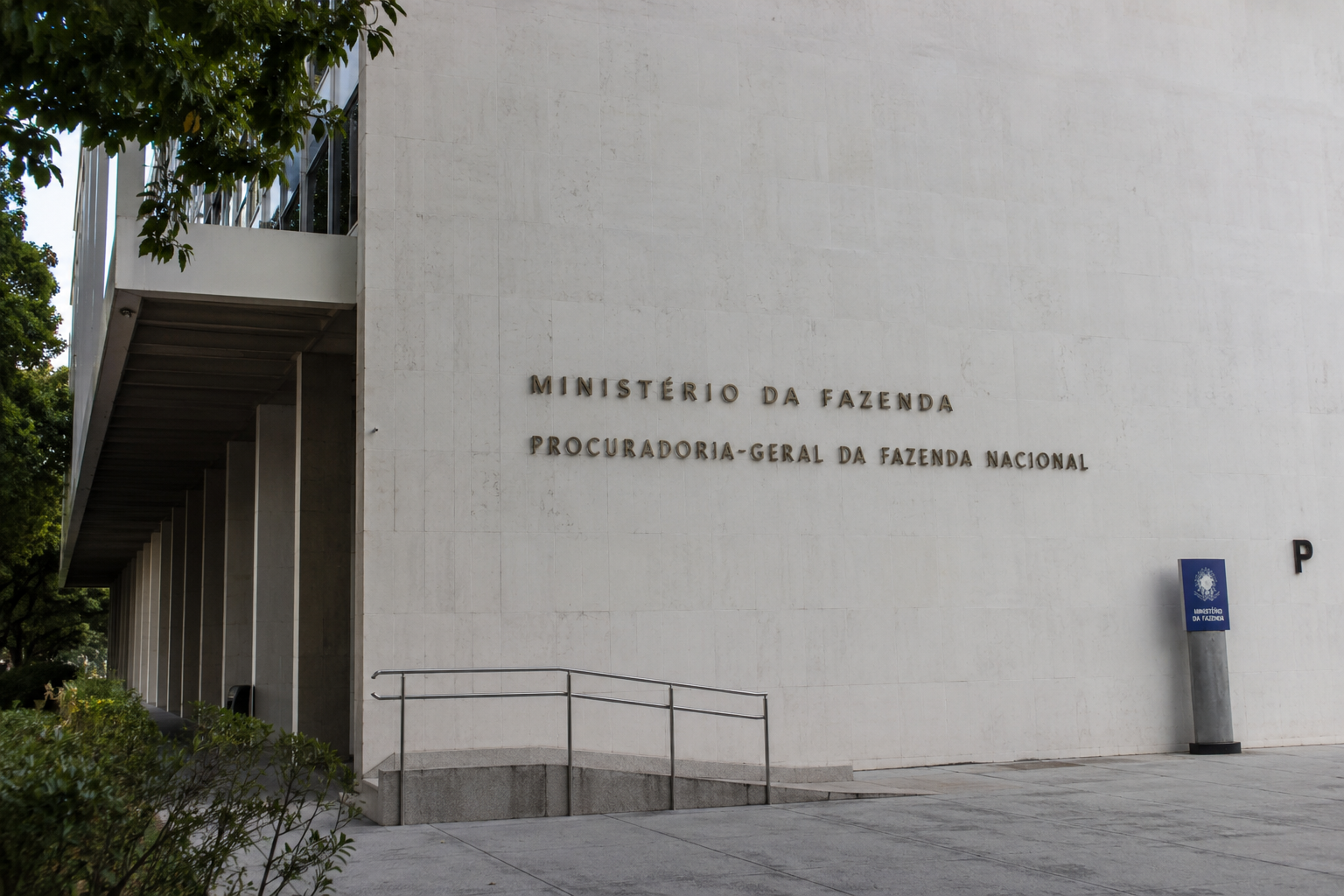 Fachada da Fazenda Nacional ilustrando a decisão de aderir ao Edital PGFN 6/2026.